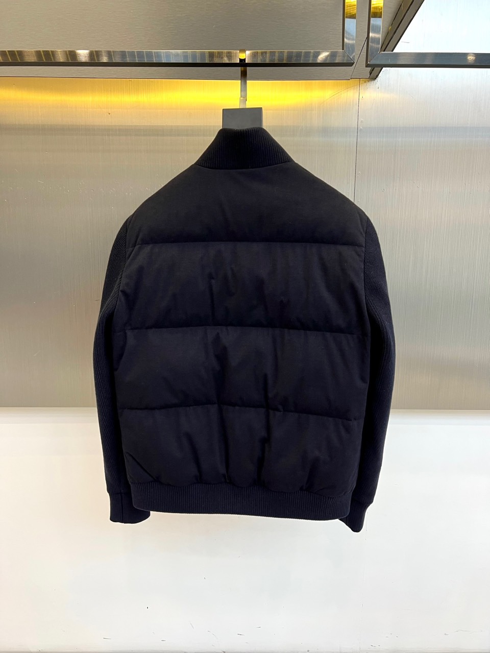 lp🆕、【男士立领绗缝羽绒服】采用90%高蓬松度白鸭绒填充，轻盈包裹无厚重感。表面面料创新融入6%细羊毛