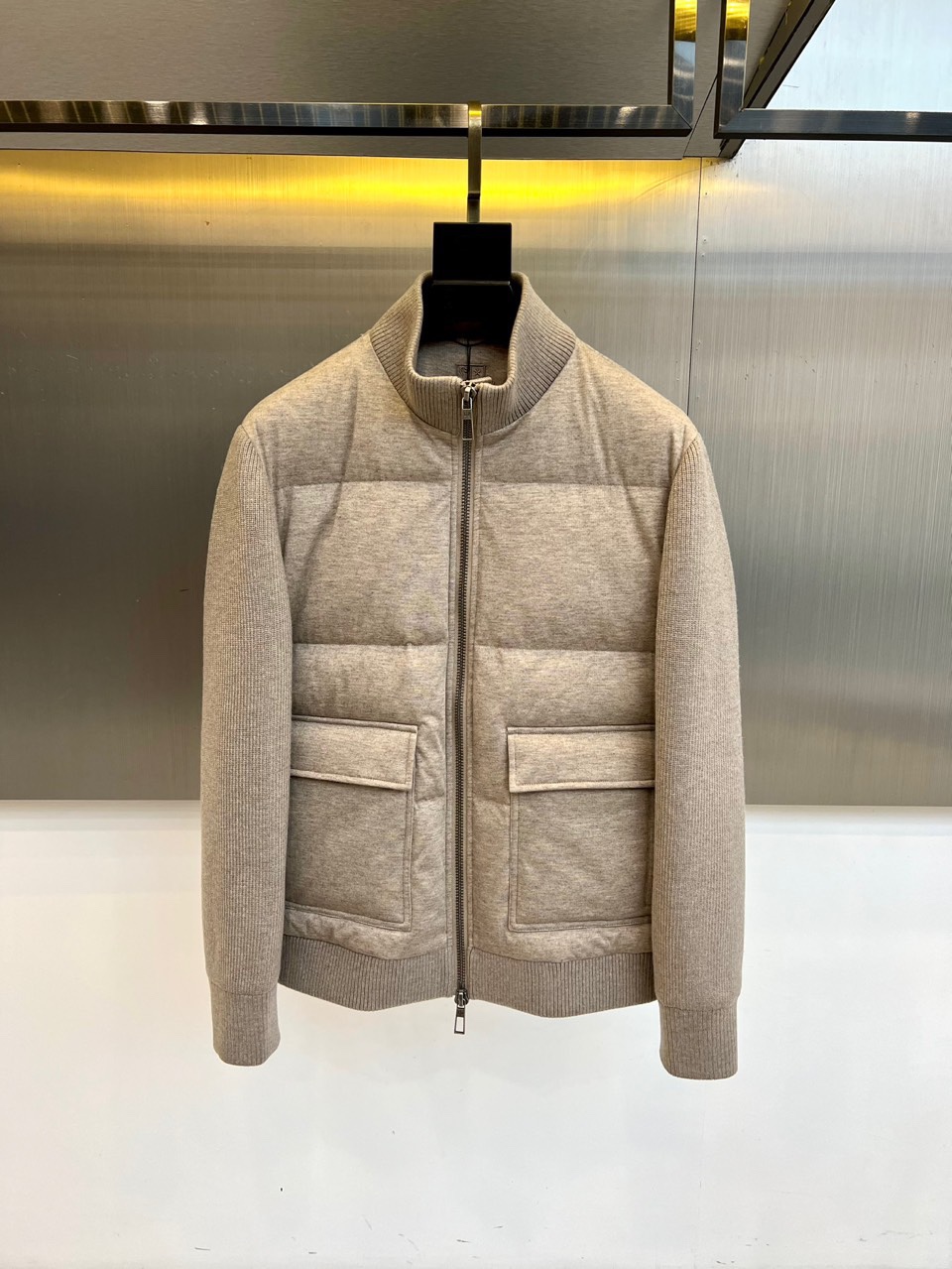 lp🆕、【男士立领绗缝羽绒服】采用90%高蓬松度白鸭绒填充，轻盈包裹无厚重感。表面面料创新融入6%细羊毛