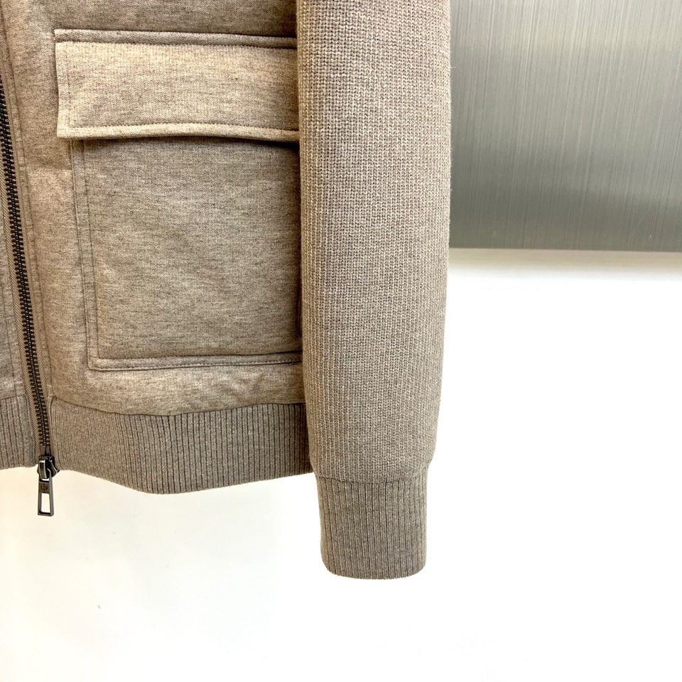 lp🆕、【男士立领绗缝羽绒服】采用90%高蓬松度白鸭绒填充，轻盈包裹无厚重感。表面面料创新融入6%细羊毛