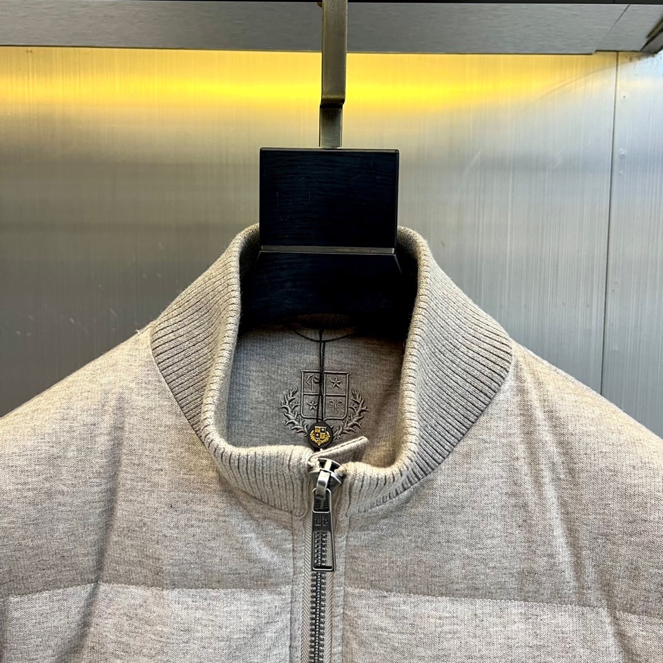 lp🆕、【男士立领绗缝羽绒服】采用90%高蓬松度白鸭绒填充，轻盈包裹无厚重感。表面面料创新融入6%细羊毛