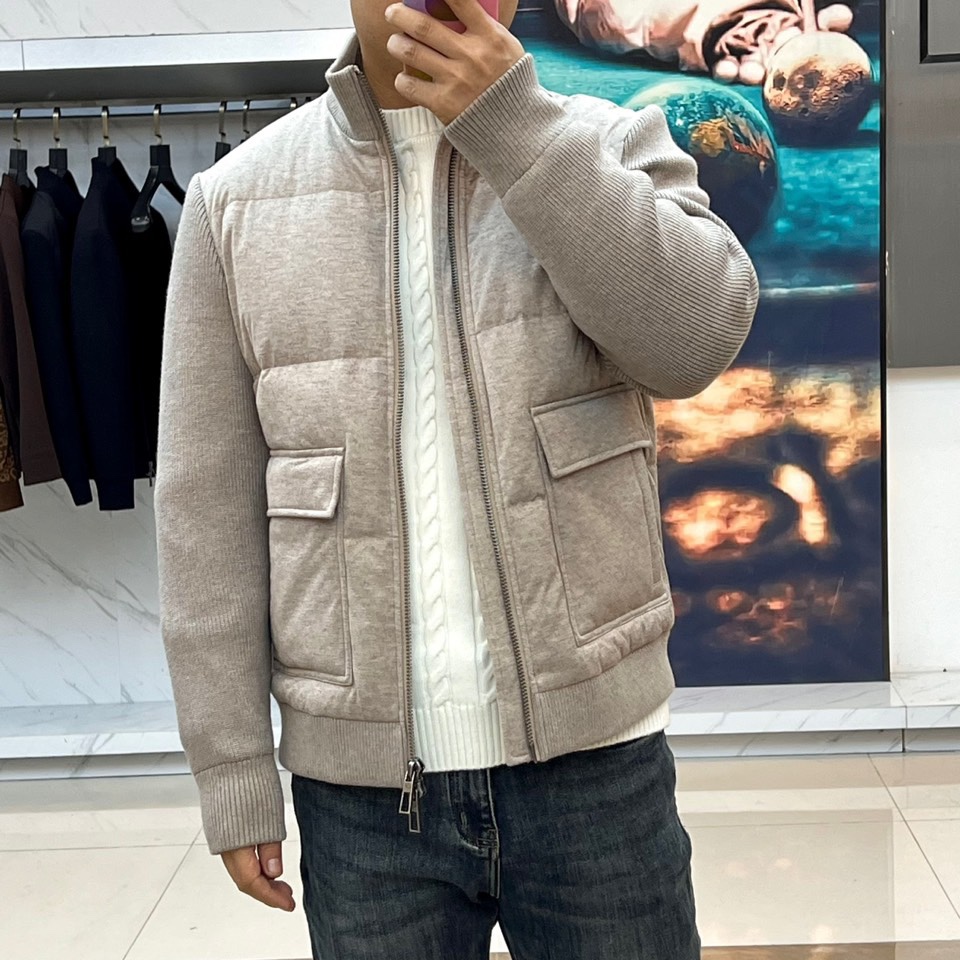 lp🆕、【男士立领绗缝羽绒服】采用90%高蓬松度白鸭绒填充，轻盈包裹无厚重感。表面面料创新融入6%细羊毛