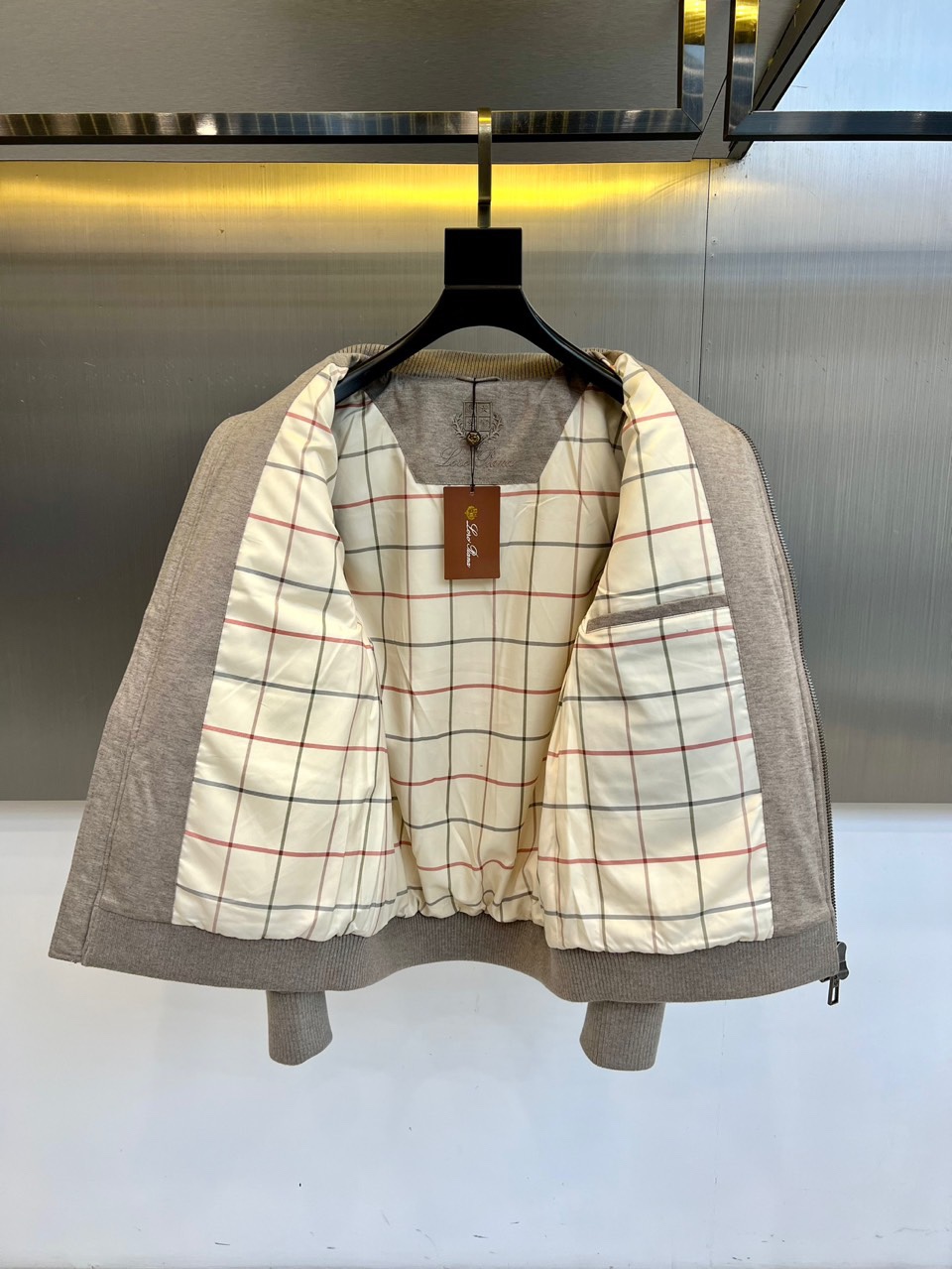 lp🆕、【男士立领绗缝羽绒服】采用90%高蓬松度白鸭绒填充，轻盈包裹无厚重感。表面面料创新融入6%细羊毛