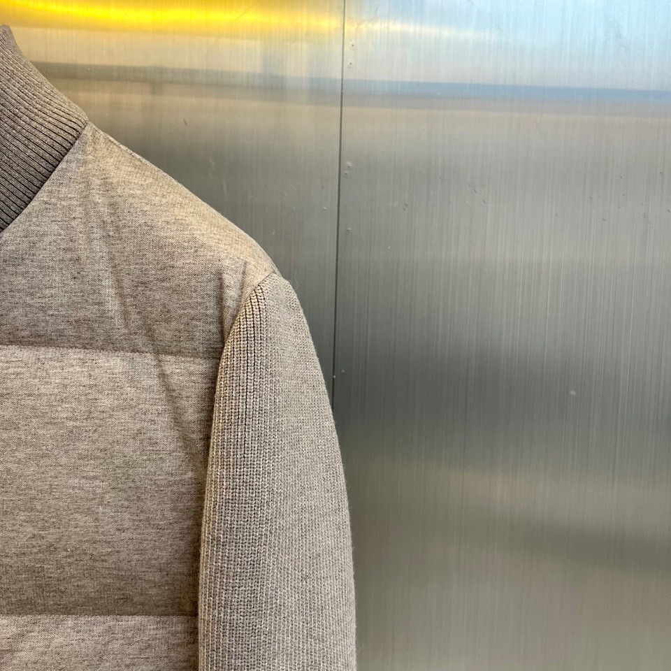 lp🆕、【男士立领绗缝羽绒服】采用90%高蓬松度白鸭绒填充，轻盈包裹无厚重感。表面面料创新融入6%细羊毛