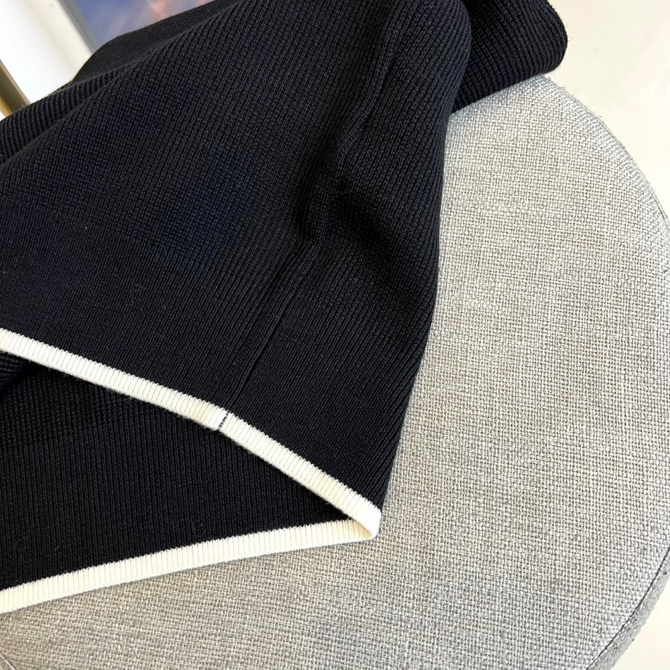 Brunello cucinelli-BC，2025秋冬新品针织衫。圆领设计搭配领口与下摆的白色镶边工艺