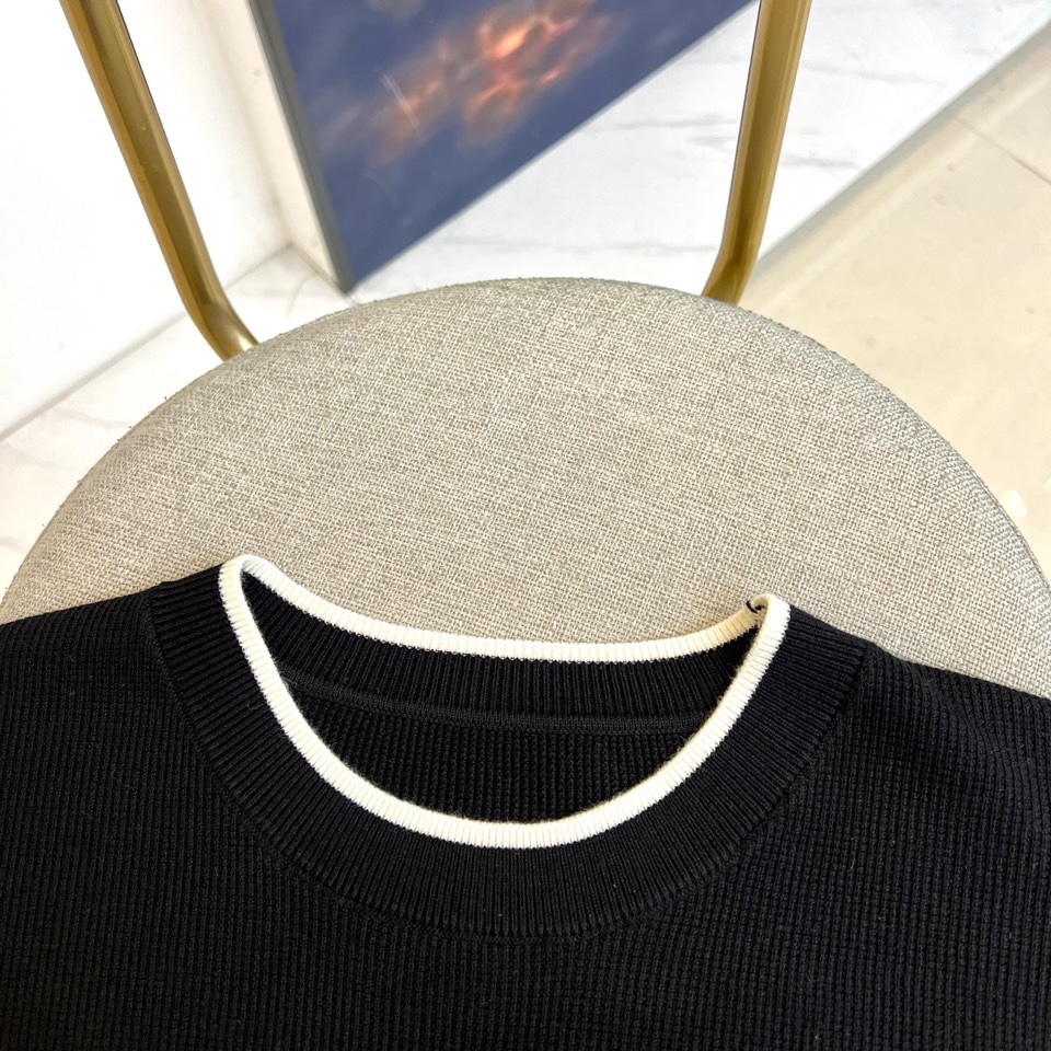 Brunello cucinelli-BC，2025秋冬新品针织衫。圆领设计搭配领口与下摆的白色镶边工艺