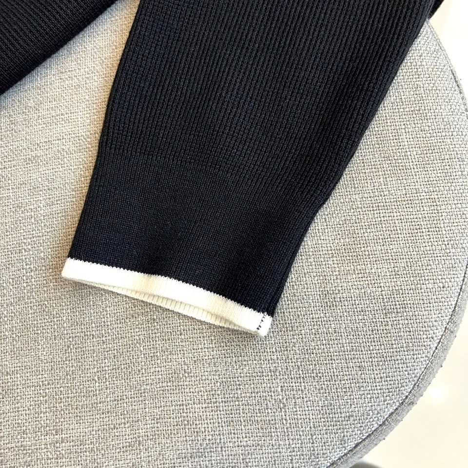 Brunello cucinelli-BC，2025秋冬新品针织衫。圆领设计搭配领口与下摆的白色镶边工艺