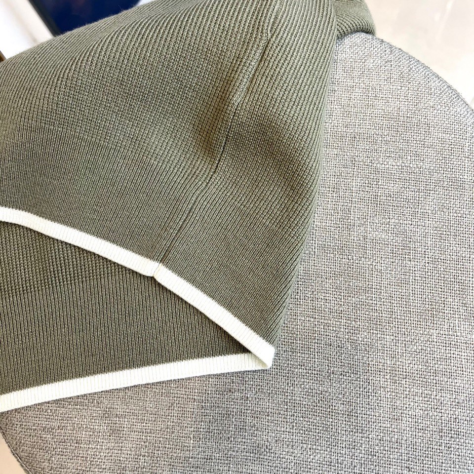 Brunello cucinelli-BC，2025秋冬新品针织衫。圆领设计搭配领口与下摆的白色镶边工艺