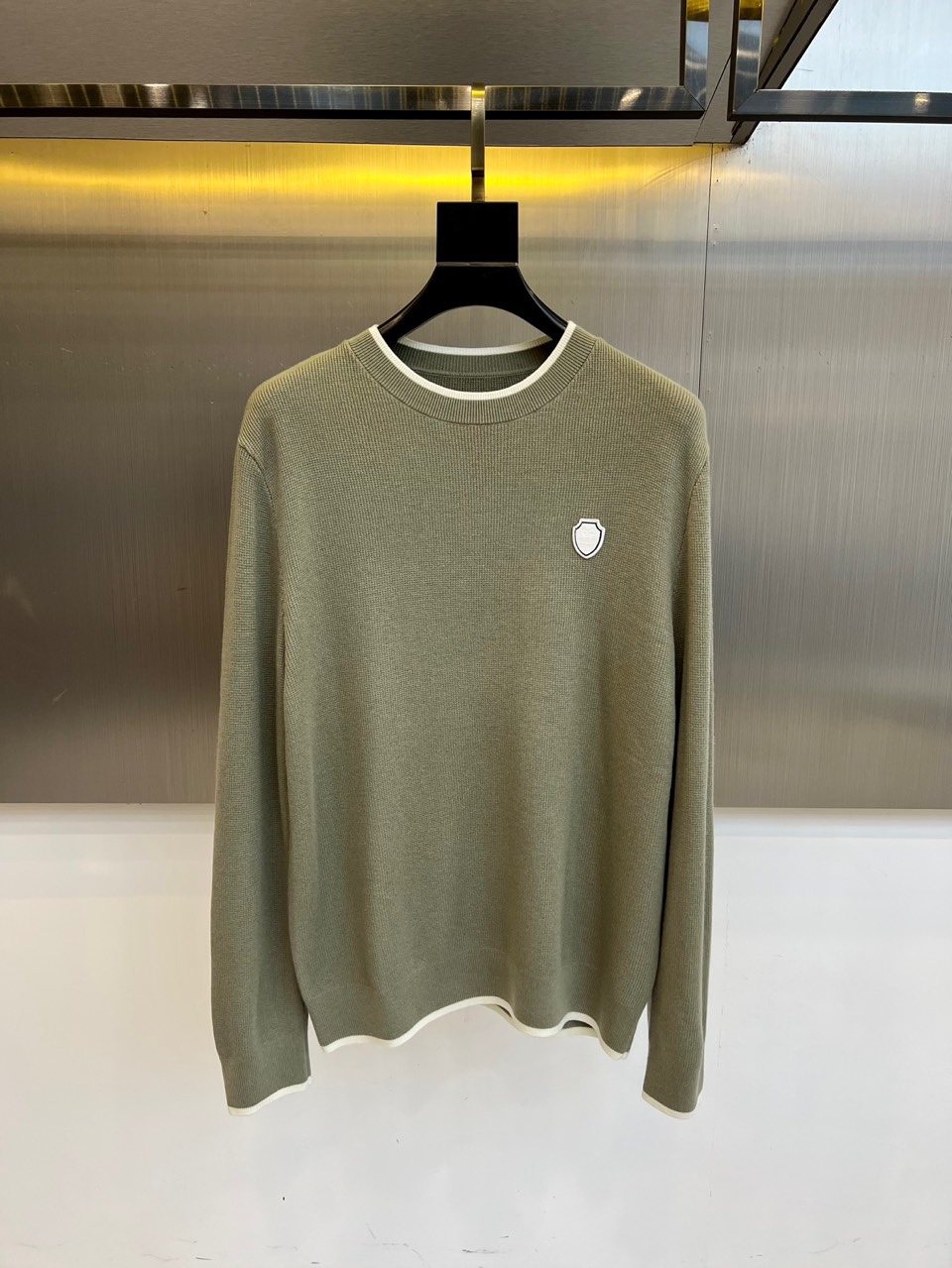 Brunello cucinelli-BC，2025秋冬新品针织衫。圆领设计搭配领口与下摆的白色镶边工艺