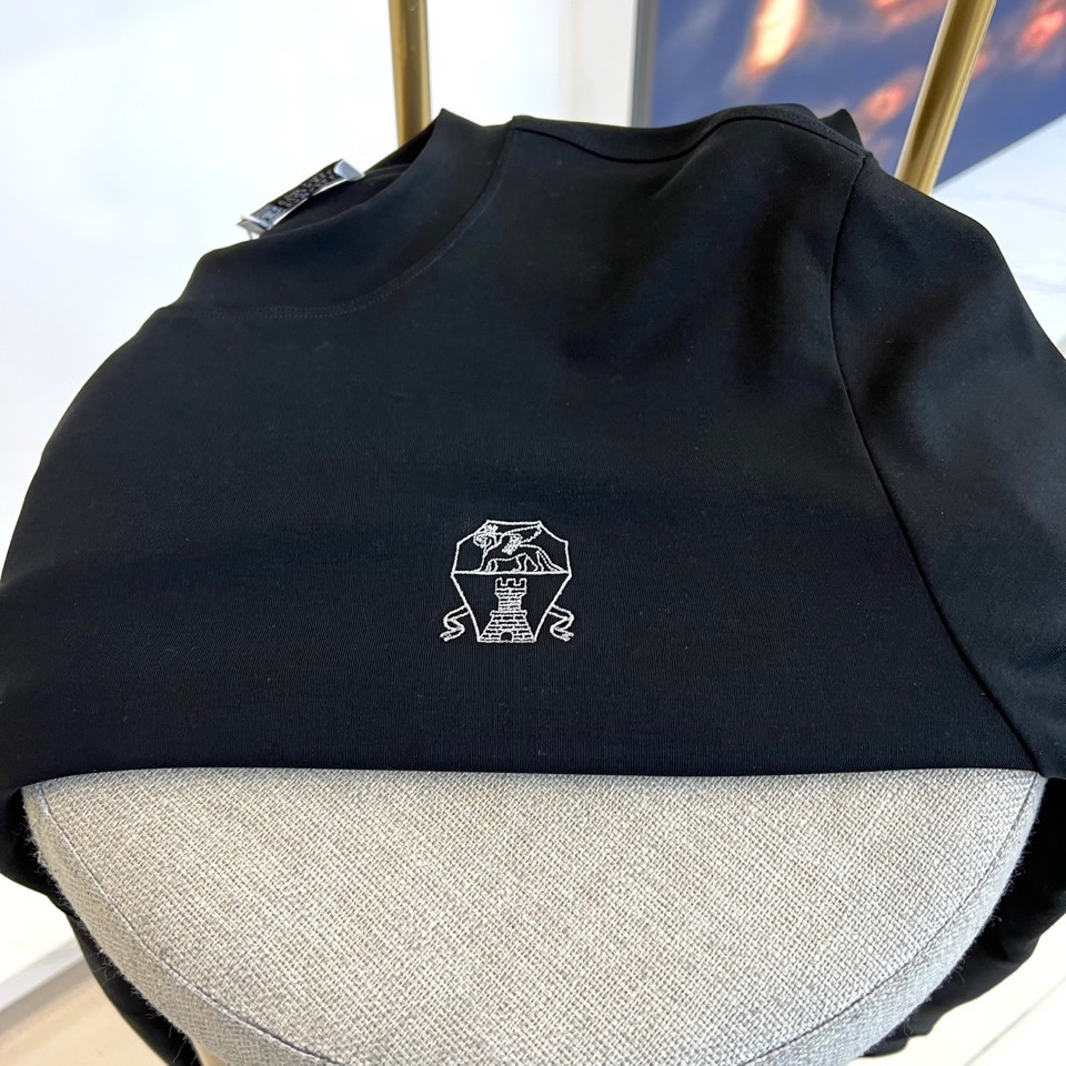 BRUNELLO CUCINELLI 2025秋冬新品卫衣，以简约设计诠释低调奢华。圆领款式采用双层面料