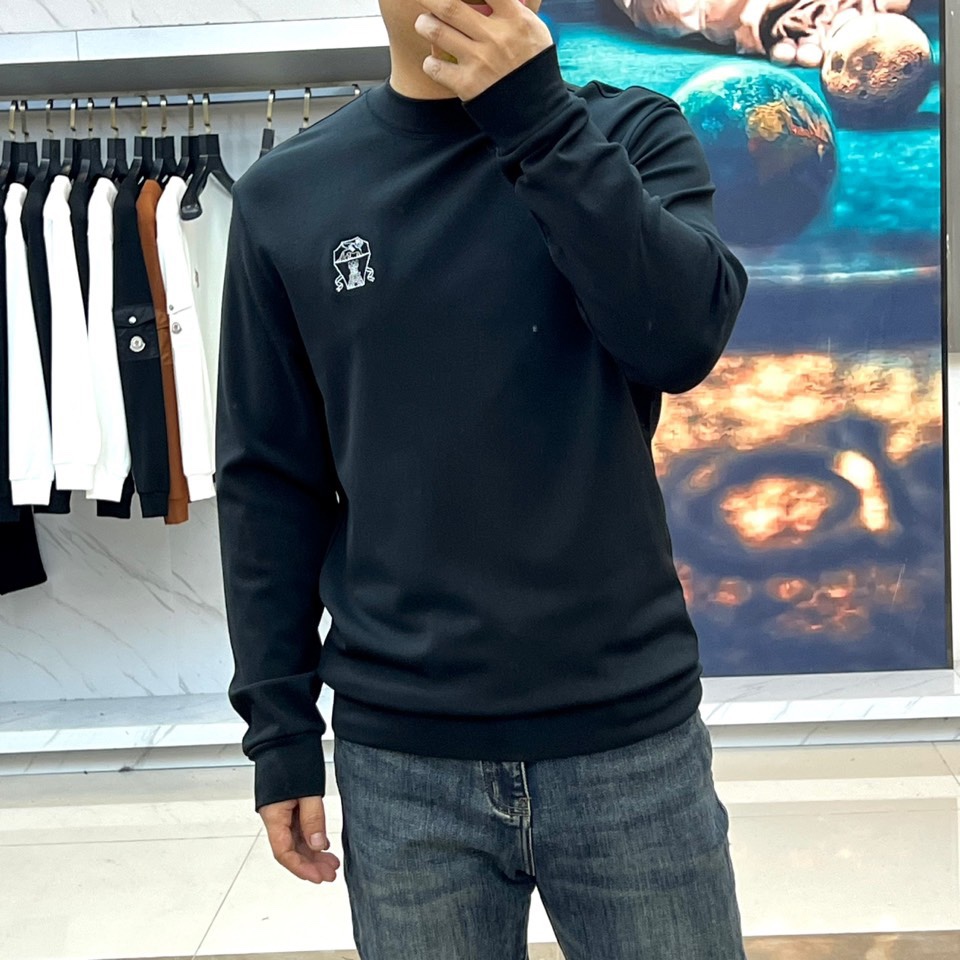 BRUNELLO CUCINELLI 2025秋冬新品卫衣，以简约设计诠释低调奢华。圆领款式采用双层面料