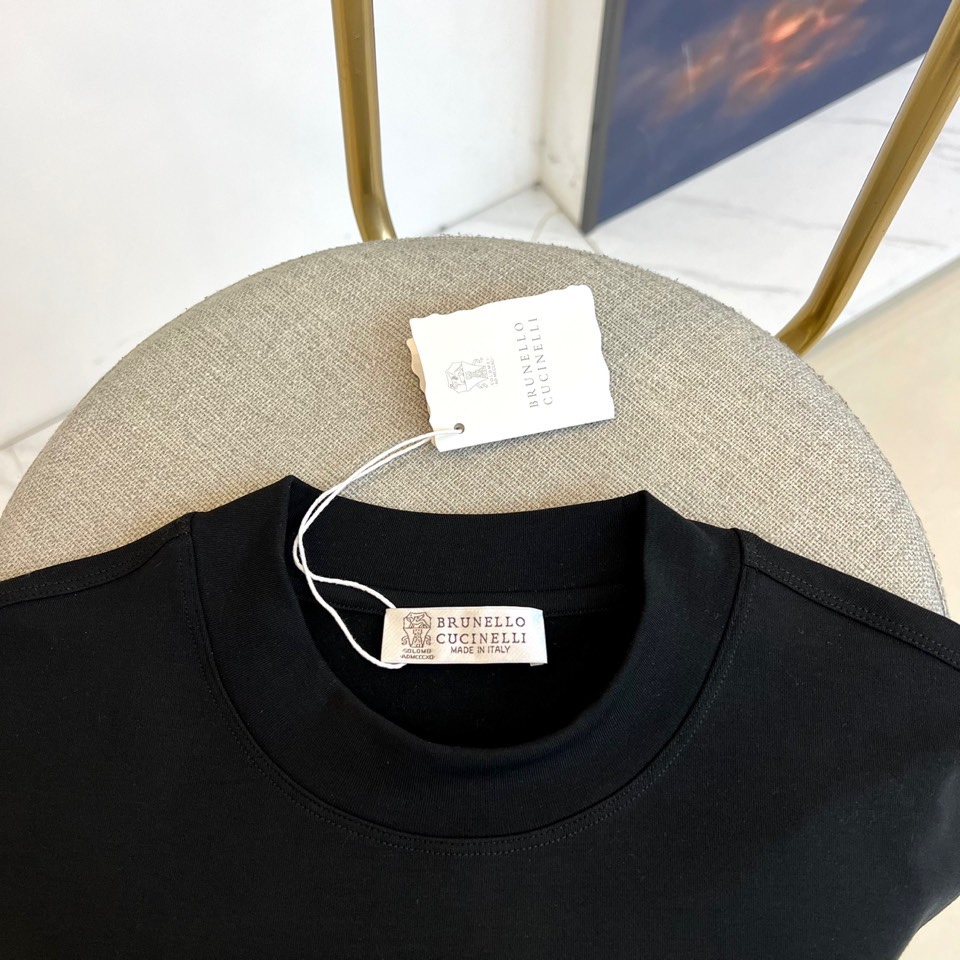 BRUNELLO CUCINELLI 2025秋冬新品卫衣，以简约设计诠释低调奢华。圆领款式采用双层面料