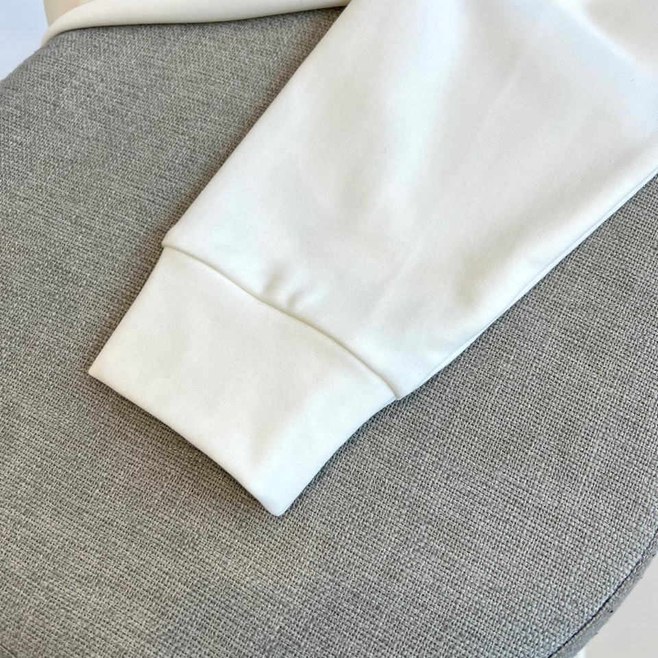 BRUNELLO CUCINELLI 2025秋冬新品卫衣，以简约设计诠释低调奢华。圆领款式采用双层面料