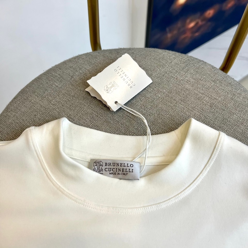 BRUNELLO CUCINELLI 2025秋冬新品卫衣，以简约设计诠释低调奢华。圆领款式采用双层面料