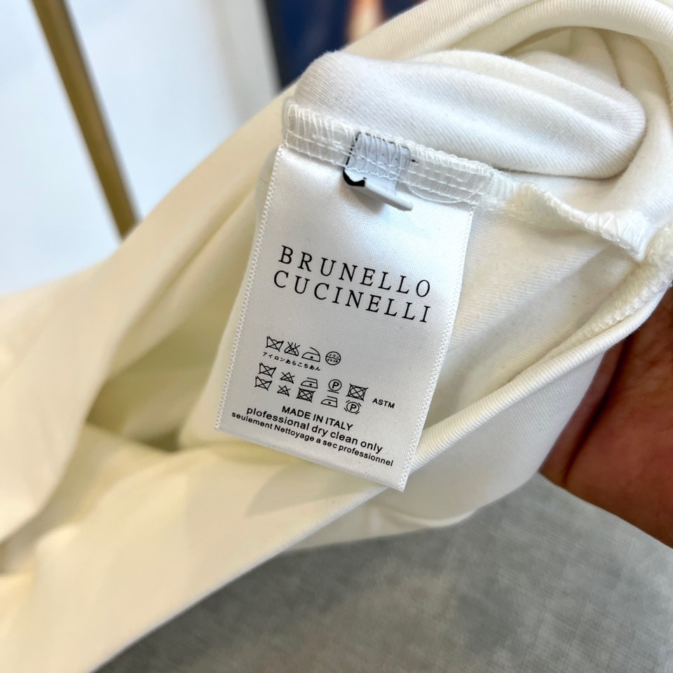 BRUNELLO CUCINELLI 2025秋冬新品卫衣，以简约设计诠释低调奢华。圆领款式采用双层面料