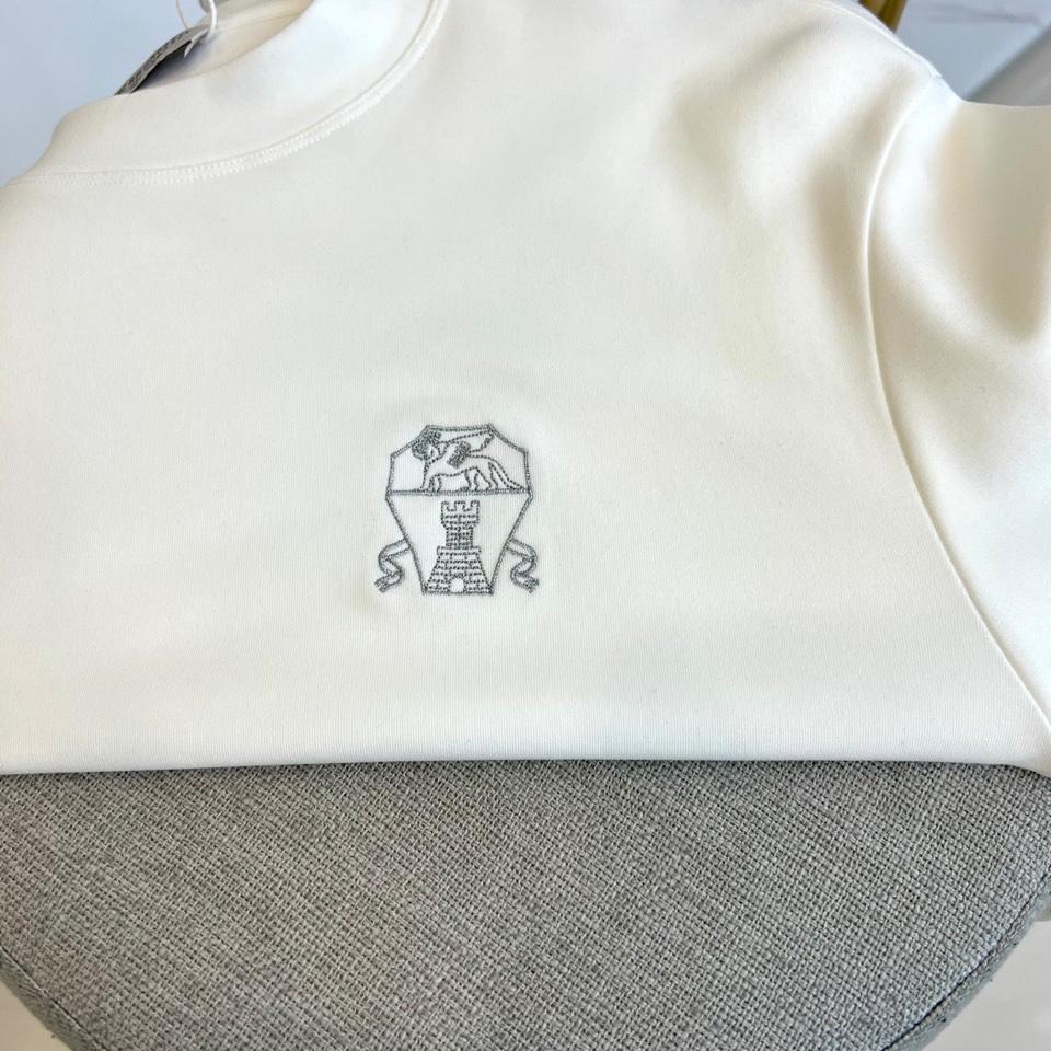 BRUNELLO CUCINELLI 2025秋冬新品卫衣，以简约设计诠释低调奢华。圆领款式采用双层面料