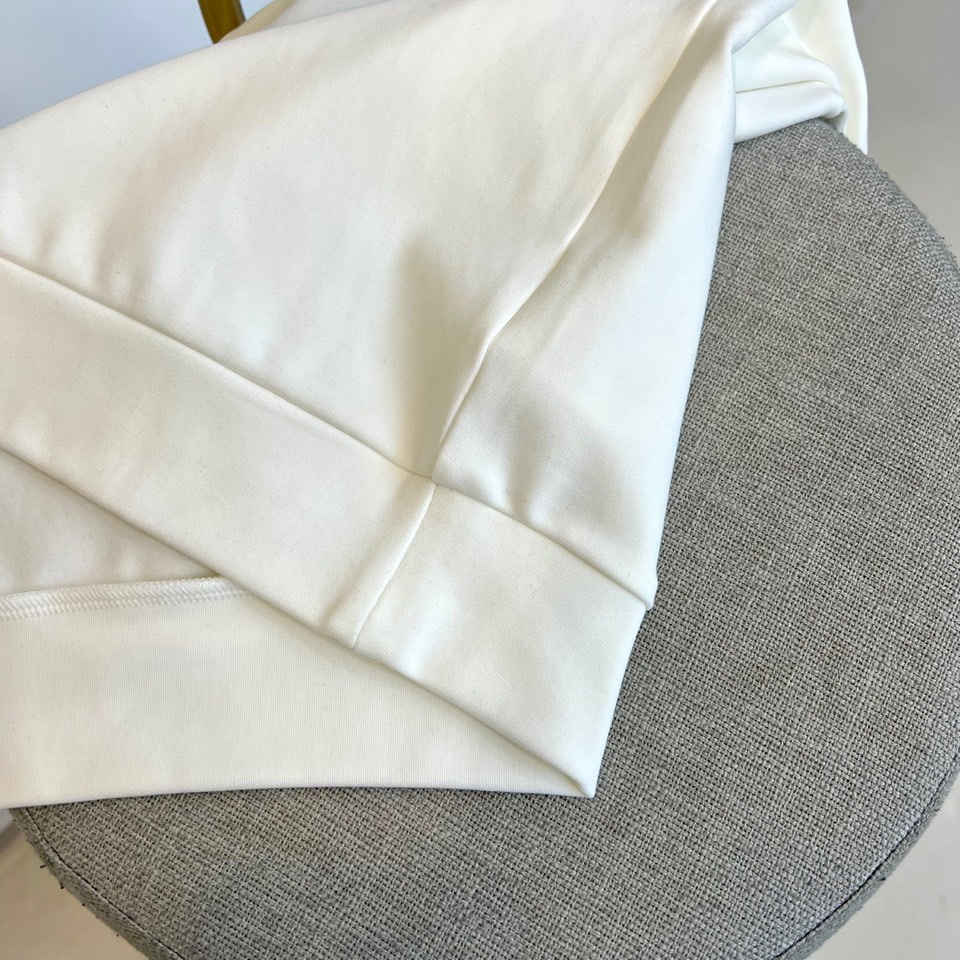 BRUNELLO CUCINELLI 2025秋冬新品卫衣，以简约设计诠释低调奢华。圆领款式采用双层面料