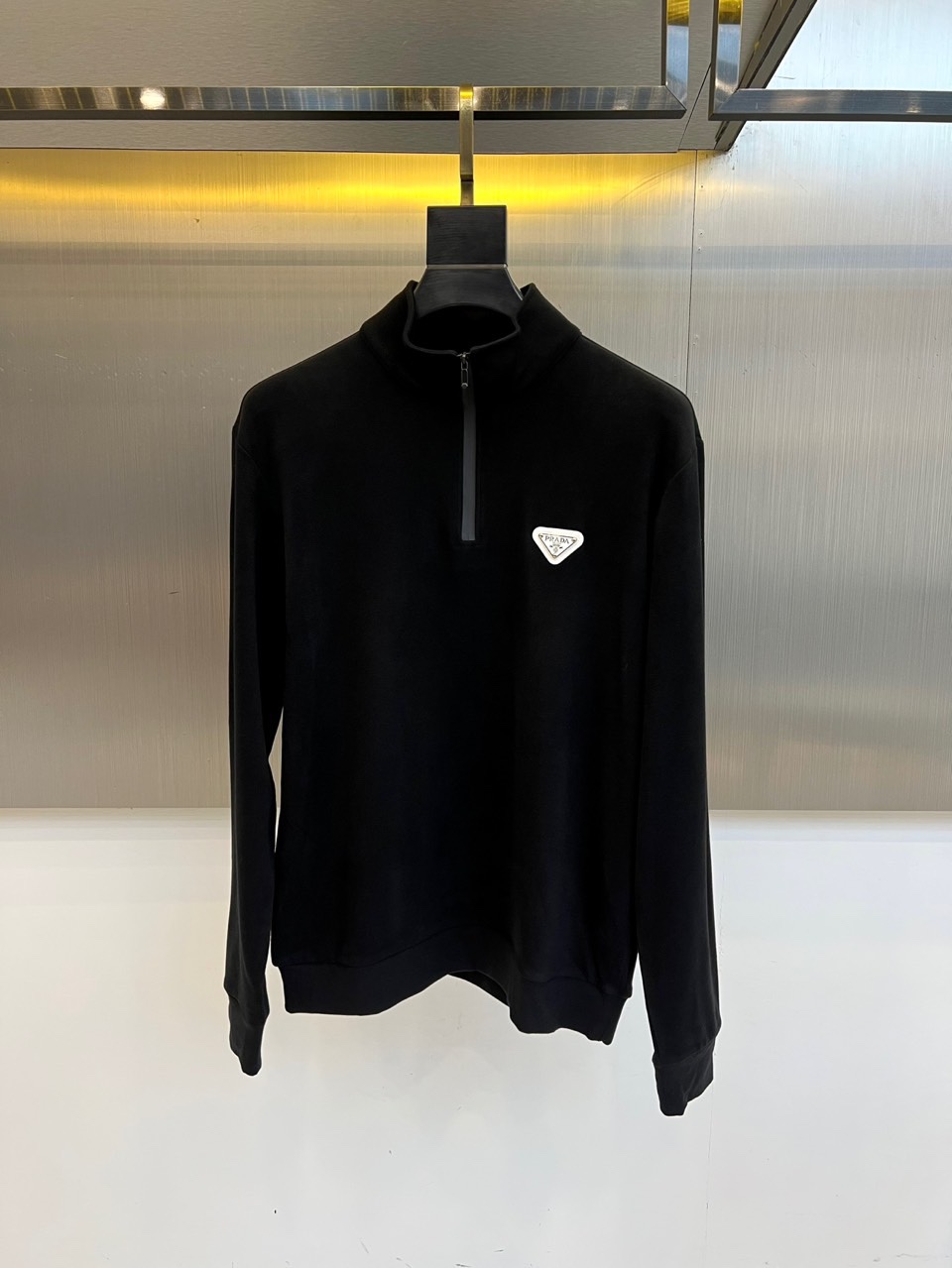 Prad普拉达、2025秋冬新品半高领T恤以极简设计诠释低调奢华。采用59%粘纤、33%腈纶与8%氨纶的