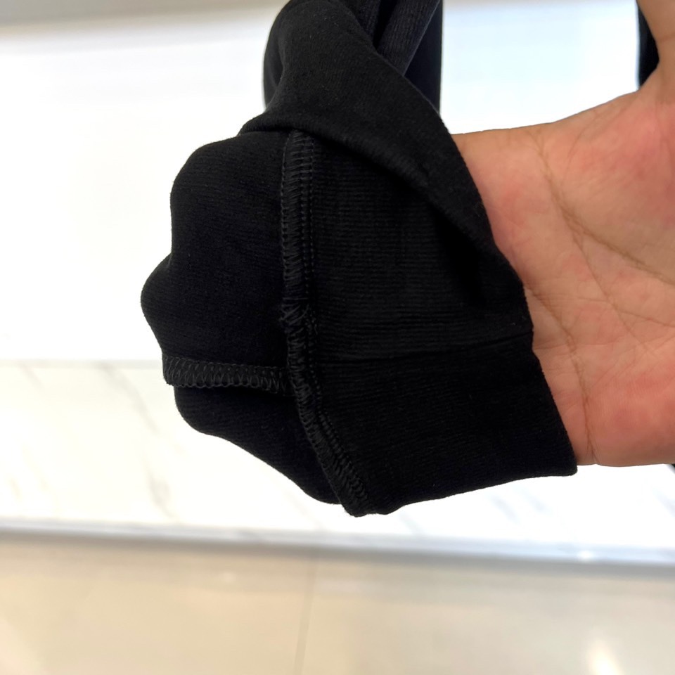 Prad普拉达、2025秋冬新品半高领T恤以极简设计诠释低调奢华。采用59%粘纤、33%腈纶与8%氨纶的