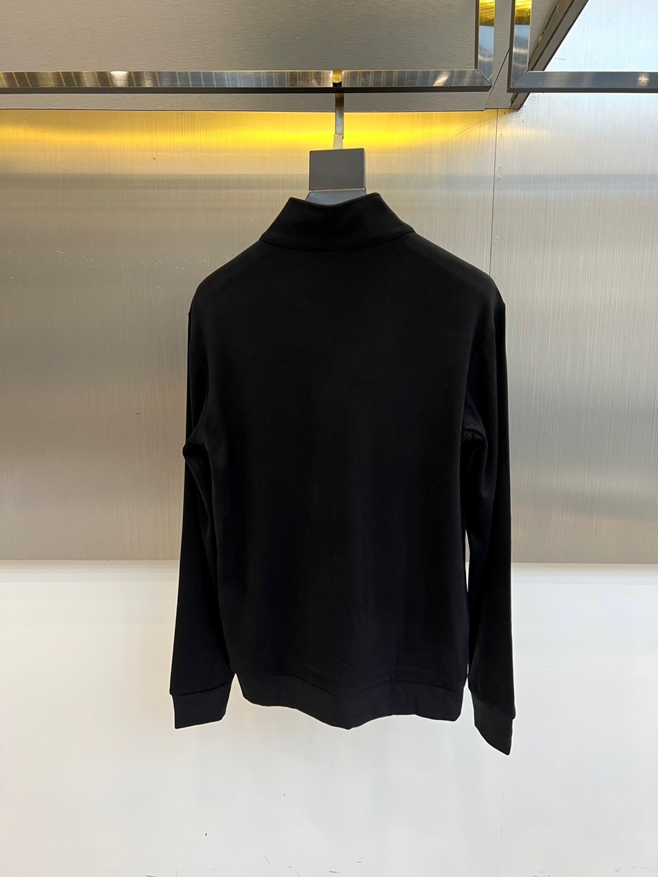 Prad普拉达、2025秋冬新品半高领T恤以极简设计诠释低调奢华。采用59%粘纤、33%腈纶与8%氨纶的