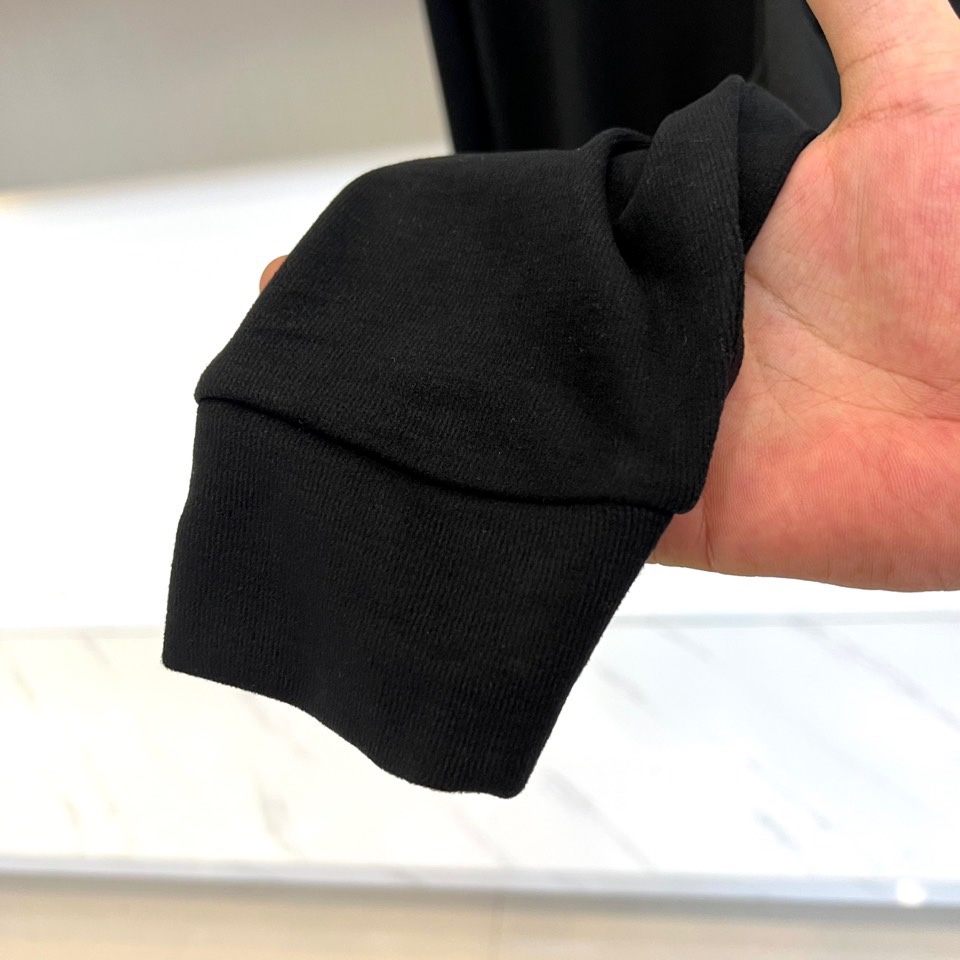 Prad普拉达、2025秋冬新品半高领T恤以极简设计诠释低调奢华。采用59%粘纤、33%腈纶与8%氨纶的