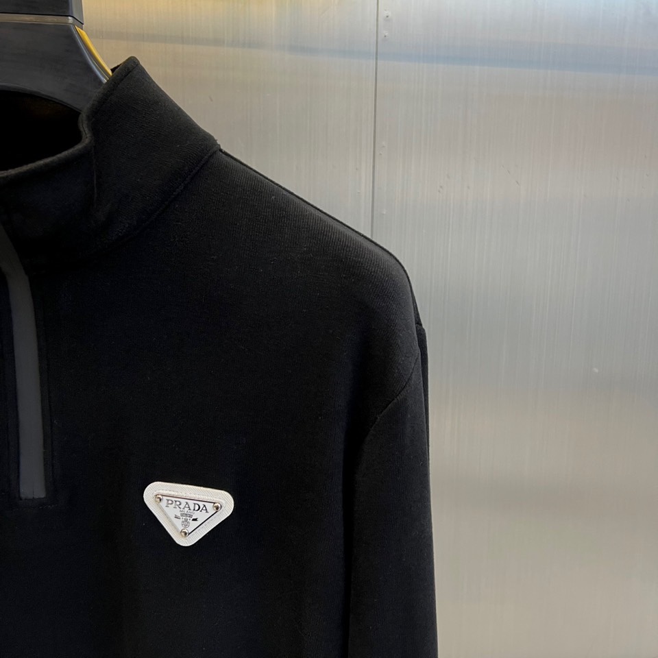 Prad普拉达、2025秋冬新品半高领T恤以极简设计诠释低调奢华。采用59%粘纤、33%腈纶与8%氨纶的