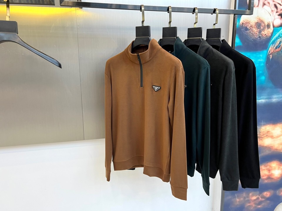 Prad普拉达、2025秋冬新品半高领T恤以极简设计诠释低调奢华。采用59%粘纤、33%腈纶与8%氨纶的