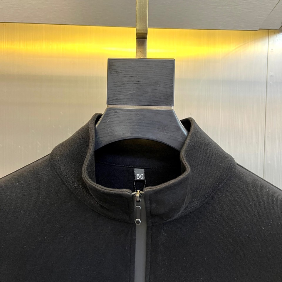 Prad普拉达、2025秋冬新品半高领T恤以极简设计诠释低调奢华。采用59%粘纤、33%腈纶与8%氨纶的