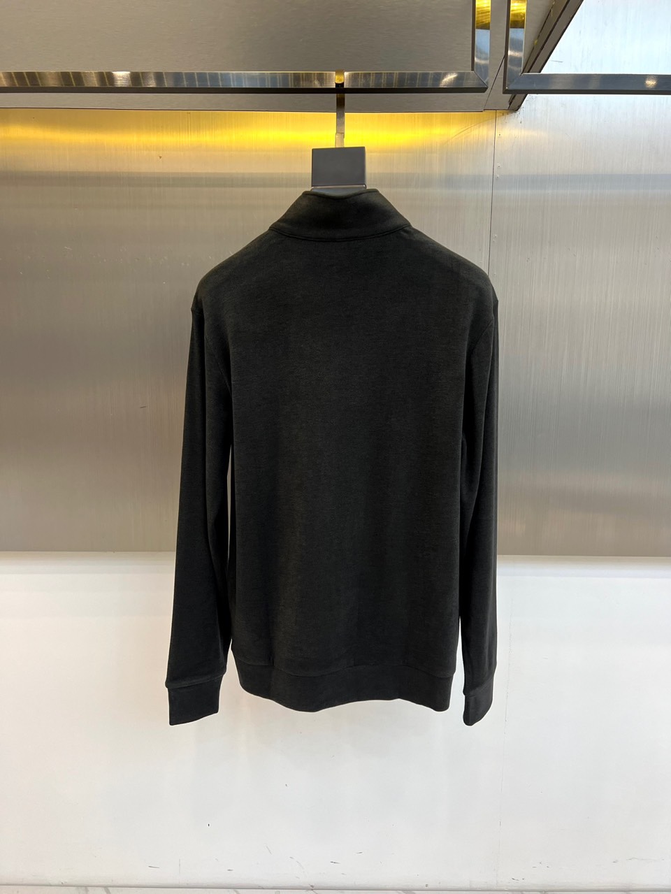 Prad普拉达、2025秋冬新品半高领T恤以极简设计诠释低调奢华。采用59%粘纤、33%腈纶与8%氨纶的