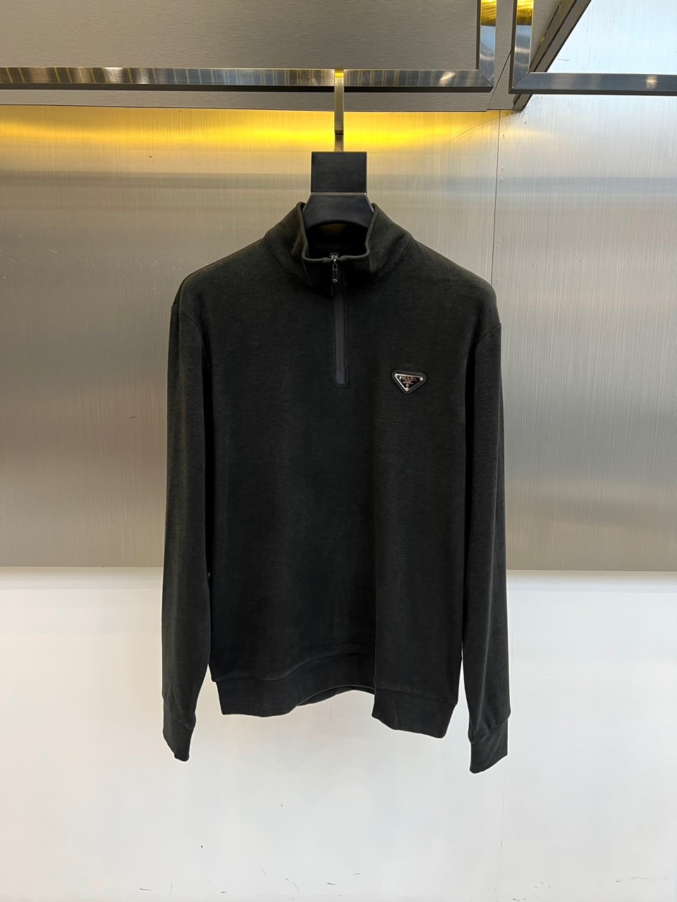 Prad普拉达、2025秋冬新品半高领T恤以极简设计诠释低调奢华。采用59%粘纤、33%腈纶与8%氨纶的