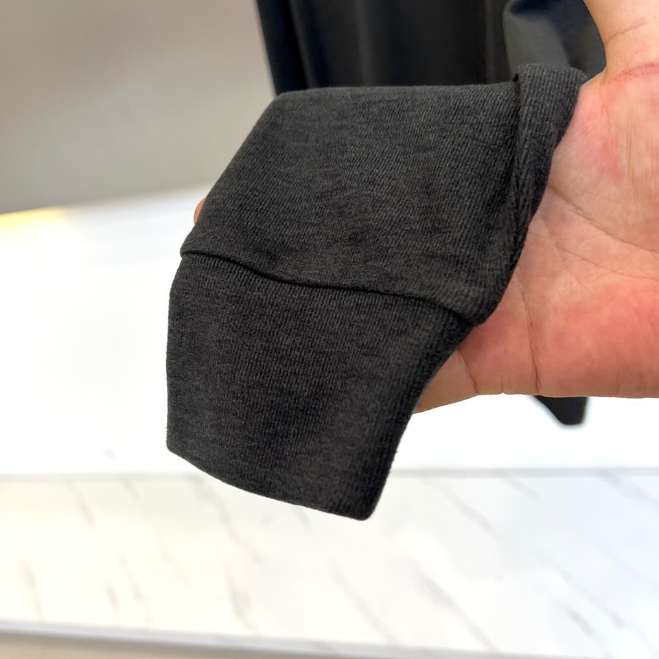 Prad普拉达、2025秋冬新品半高领T恤以极简设计诠释低调奢华。采用59%粘纤、33%腈纶与8%氨纶的