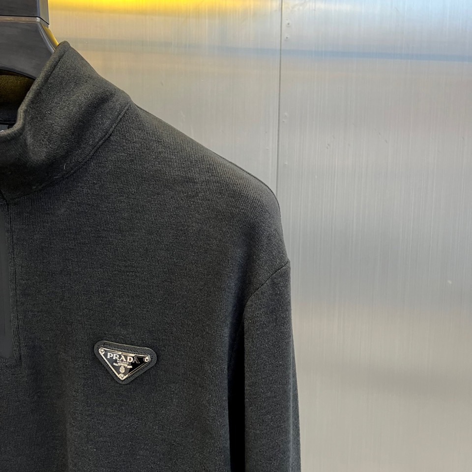 Prad普拉达、2025秋冬新品半高领T恤以极简设计诠释低调奢华。采用59%粘纤、33%腈纶与8%氨纶的