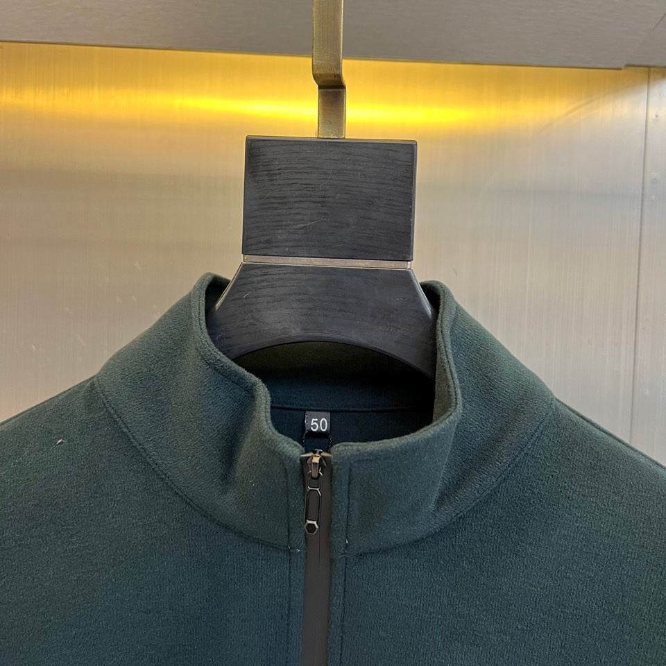 Prad普拉达、2025秋冬新品半高领T恤以极简设计诠释低调奢华。采用59%粘纤、33%腈纶与8%氨纶的