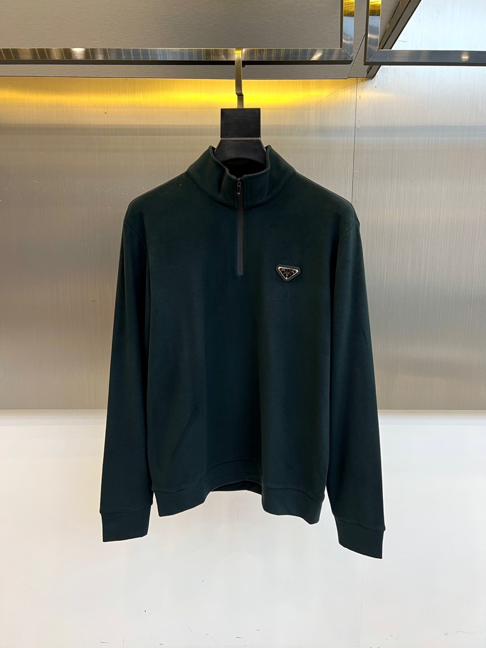 Prad普拉达、2025秋冬新品半高领T恤以极简设计诠释低调奢华。采用59%粘纤、33%腈纶与8%氨纶的