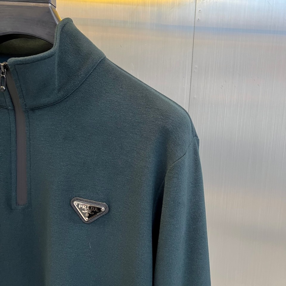 Prad普拉达、2025秋冬新品半高领T恤以极简设计诠释低调奢华。采用59%粘纤、33%腈纶与8%氨纶的