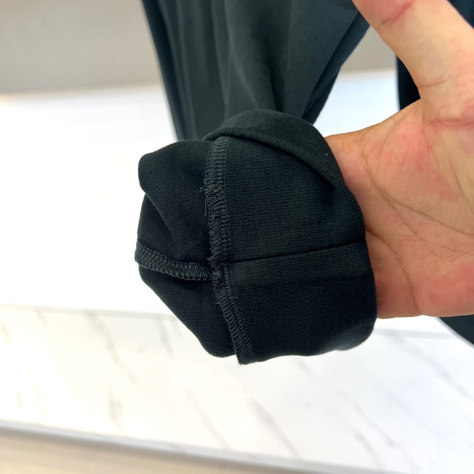 Prad普拉达、2025秋冬新品半高领T恤以极简设计诠释低调奢华。采用59%粘纤、33%腈纶与8%氨纶的