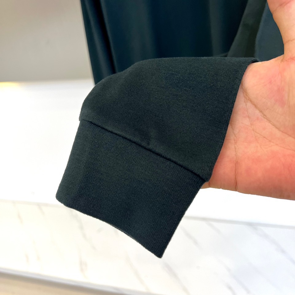 Prad普拉达、2025秋冬新品半高领T恤以极简设计诠释低调奢华。采用59%粘纤、33%腈纶与8%氨纶的