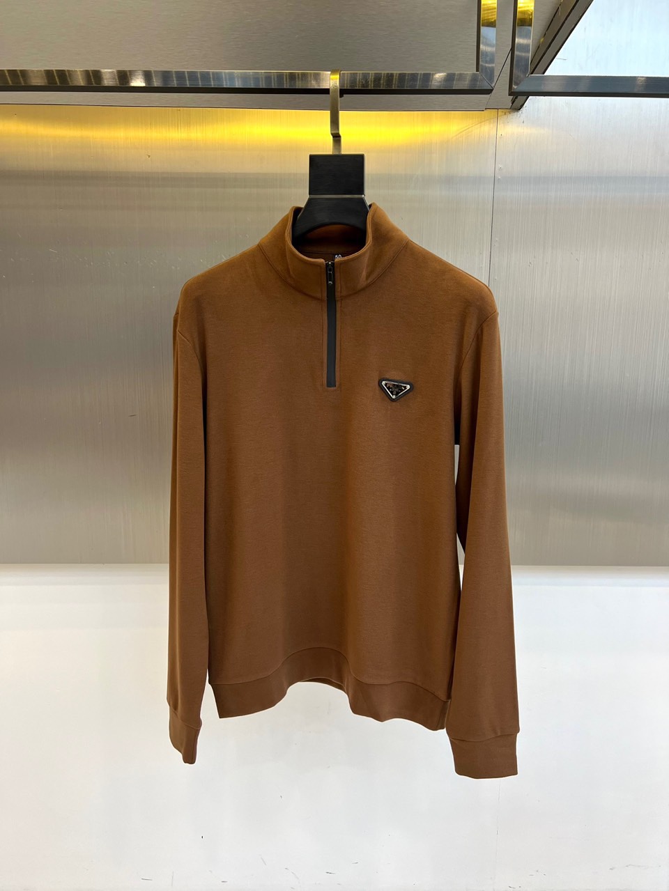 Prad普拉达、2025秋冬新品半高领T恤以极简设计诠释低调奢华。采用59%粘纤、33%腈纶与8%氨纶的