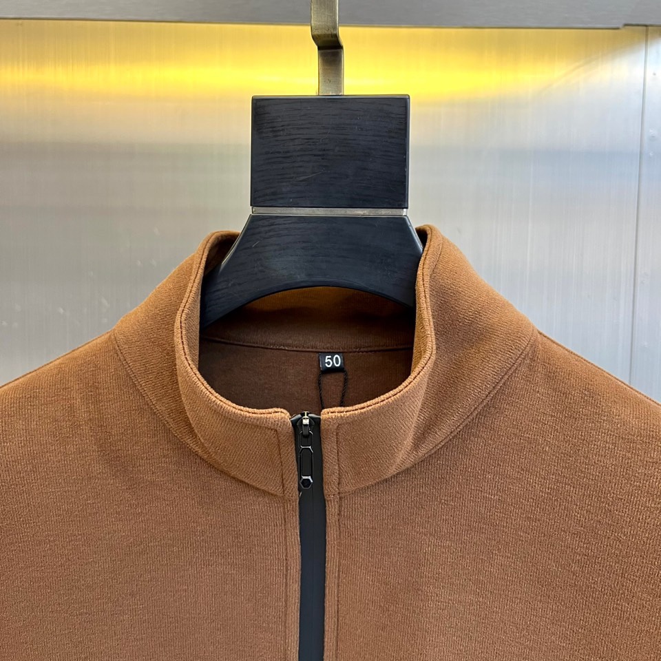 Prad普拉达、2025秋冬新品半高领T恤以极简设计诠释低调奢华。采用59%粘纤、33%腈纶与8%氨纶的