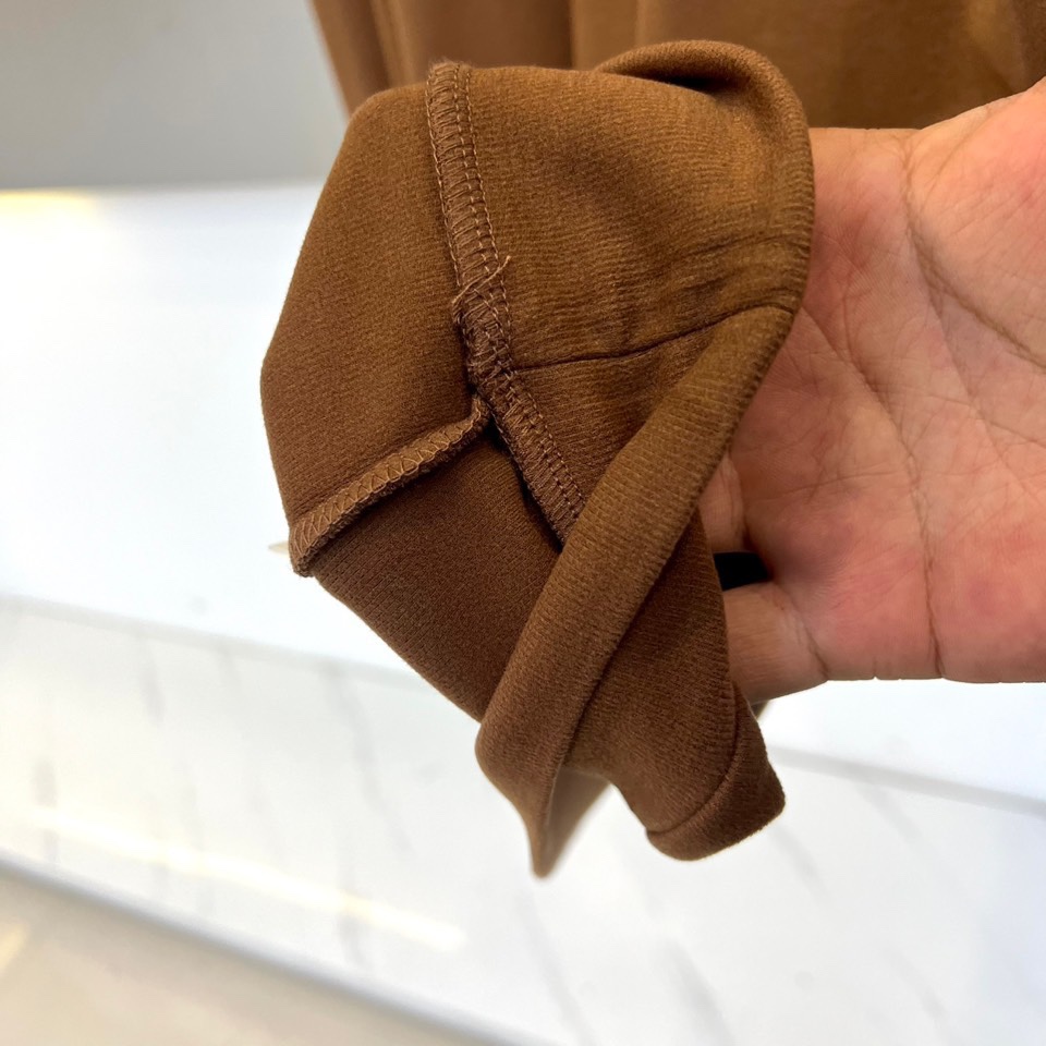 Prad普拉达、2025秋冬新品半高领T恤以极简设计诠释低调奢华。采用59%粘纤、33%腈纶与8%氨纶的