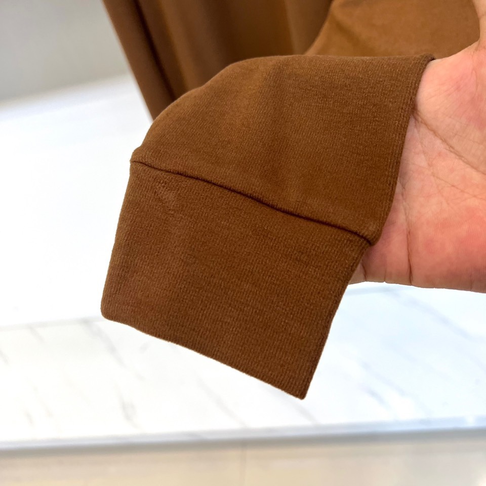 Prad普拉达、2025秋冬新品半高领T恤以极简设计诠释低调奢华。采用59%粘纤、33%腈纶与8%氨纶的