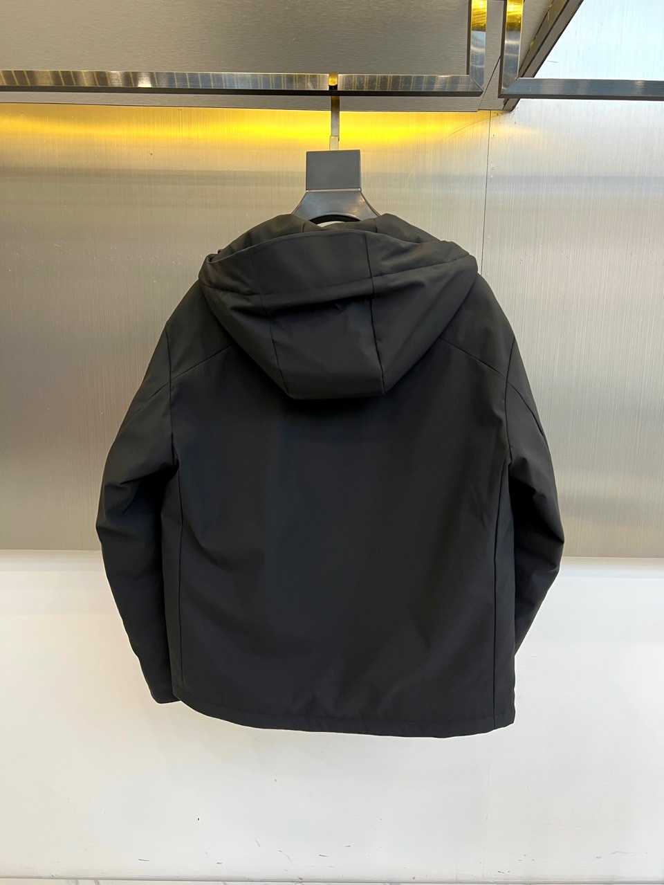 Prad普拉达（白鹅绒）、2025秋冬新品羽绒服，连帽设计搭配利落的直线条轮廓，通过精准的绗缝工艺勾勒出