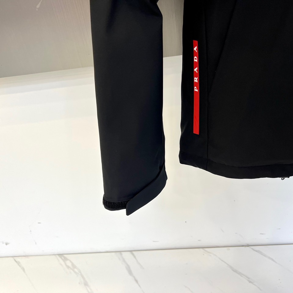 Prad普拉达（白鹅绒）、2025秋冬新品羽绒服，连帽设计搭配利落的直线条轮廓，通过精准的绗缝工艺勾勒出