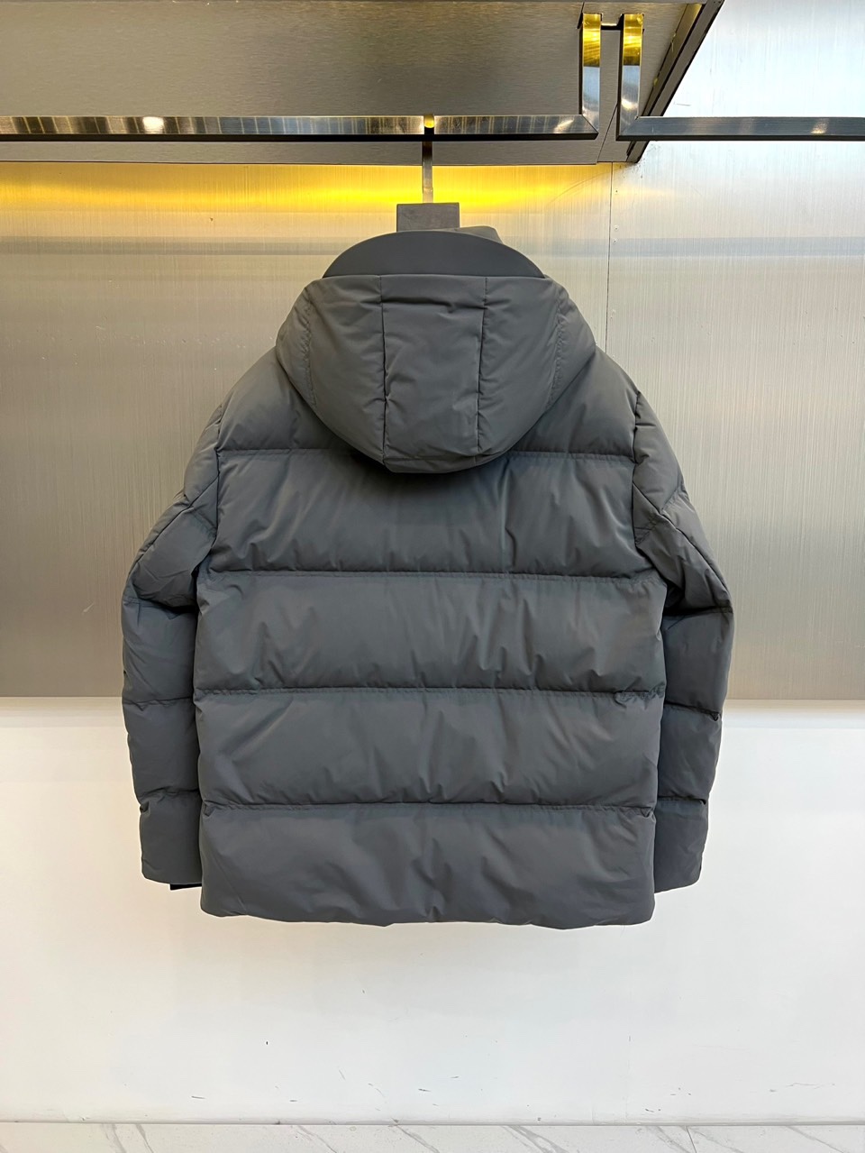 Zegn杰尼亚、2025秋冬新品羽绒服，以沉稳色调诠释现代都市户外美学。款式采用连帽设计，帽部配备可调节