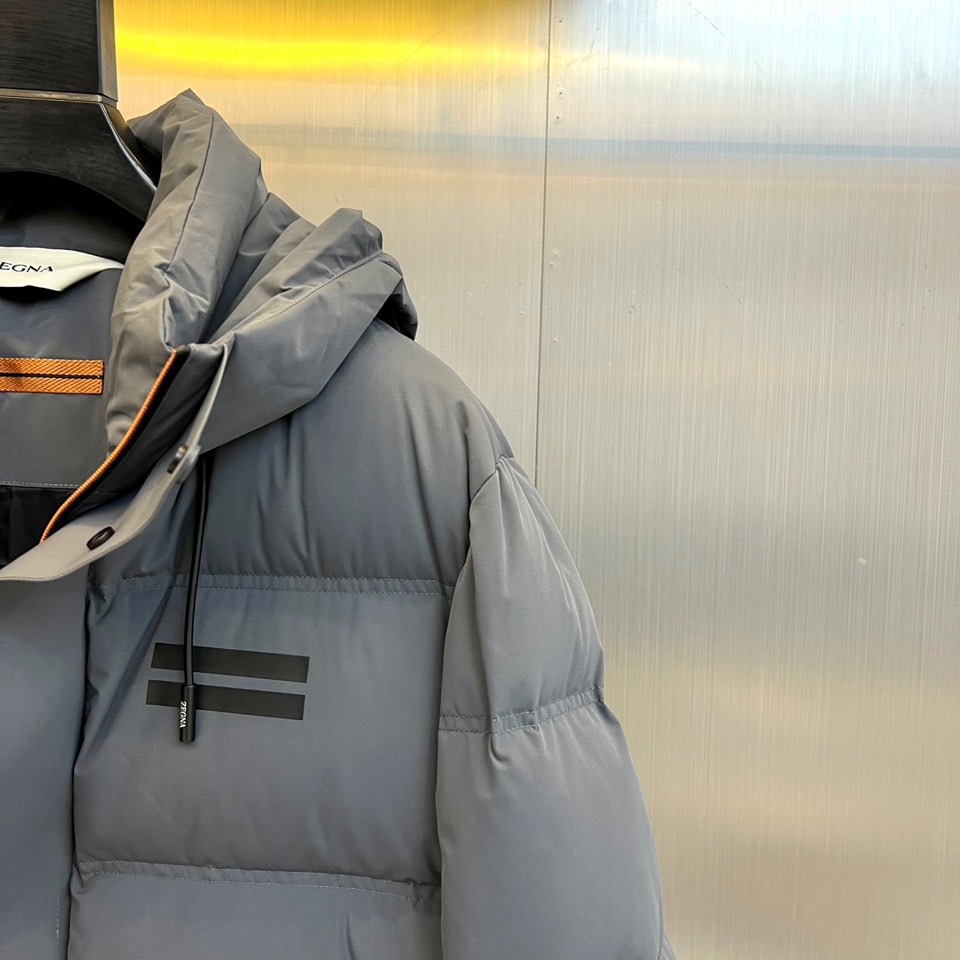 Zegn杰尼亚、2025秋冬新品羽绒服，以沉稳色调诠释现代都市户外美学。款式采用连帽设计，帽部配备可调节