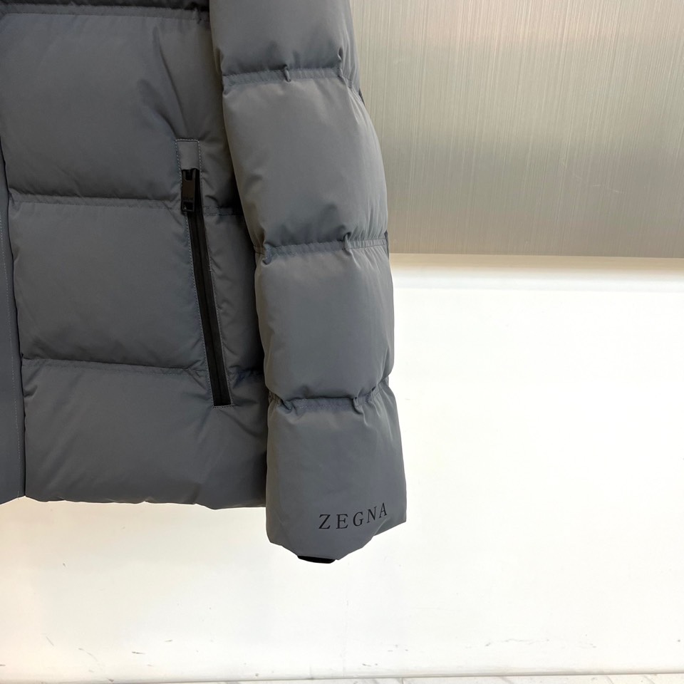 Zegn杰尼亚、2025秋冬新品羽绒服，以沉稳色调诠释现代都市户外美学。款式采用连帽设计，帽部配备可调节