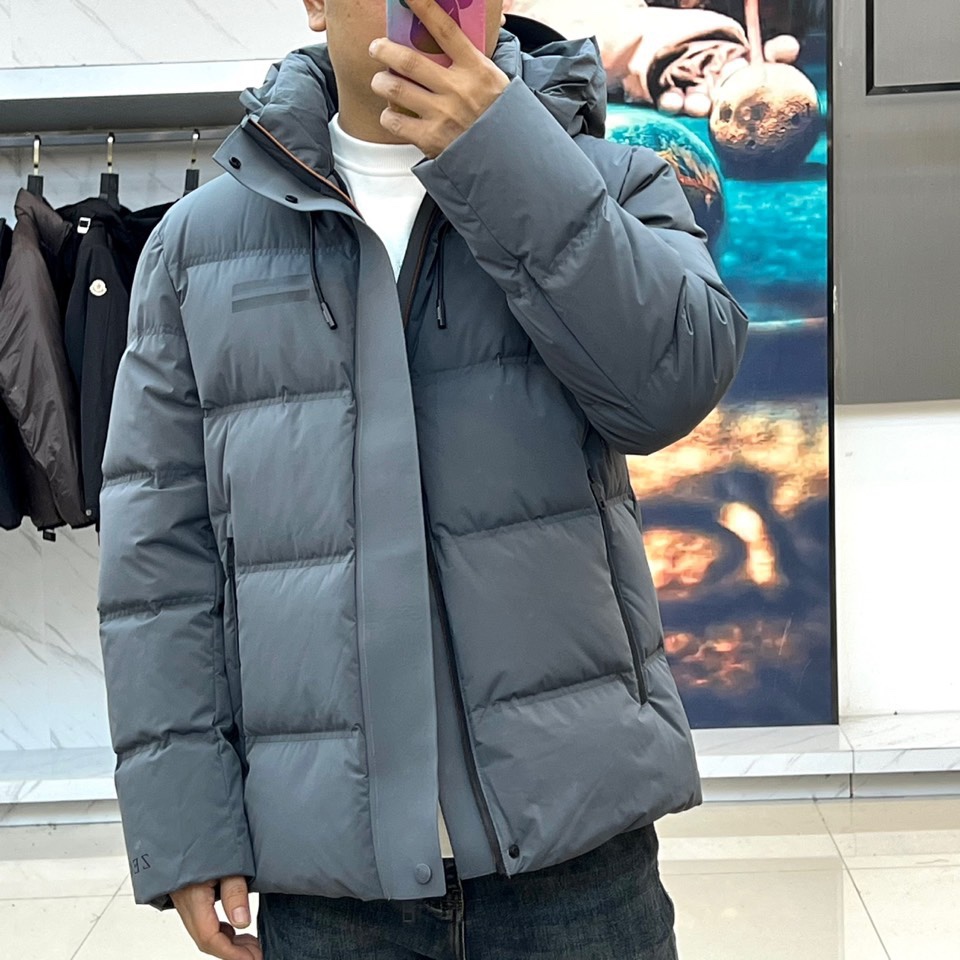 Zegn杰尼亚、2025秋冬新品羽绒服，以沉稳色调诠释现代都市户外美学。款式采用连帽设计，帽部配备可调节