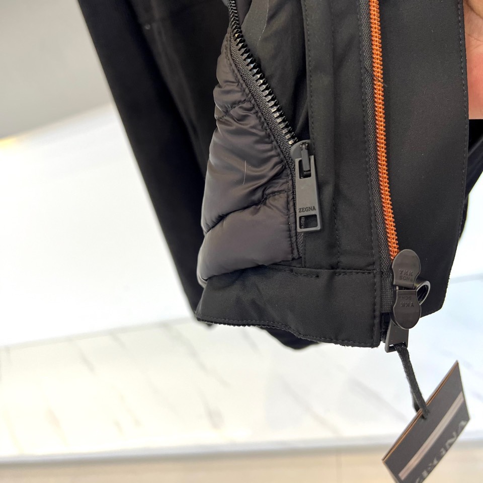 Zegna杰尼亚、2025秋冬新品三合一羽绒服以极简美学诠释多功能穿着理念。这款羽绒服提供纯白与黑灰拼色