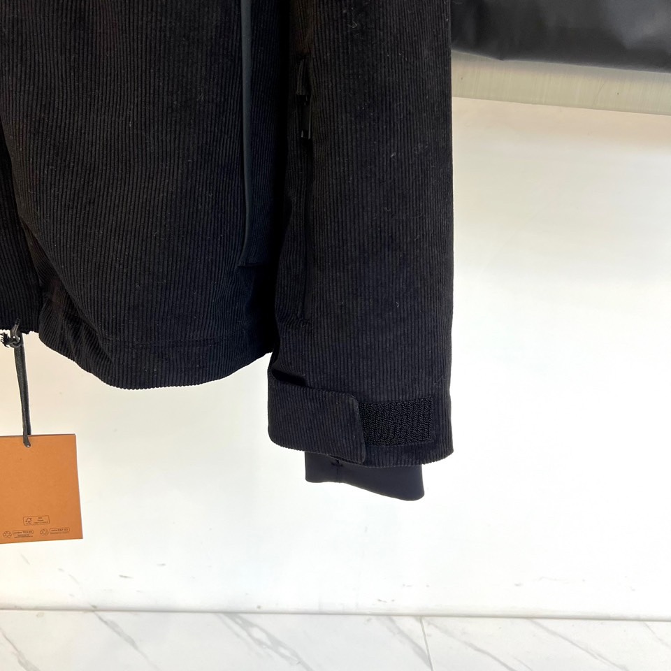 Zegna杰尼亚、2025秋冬新品三合一羽绒服以极简美学诠释多功能穿着理念。这款羽绒服提供纯白与黑灰拼色