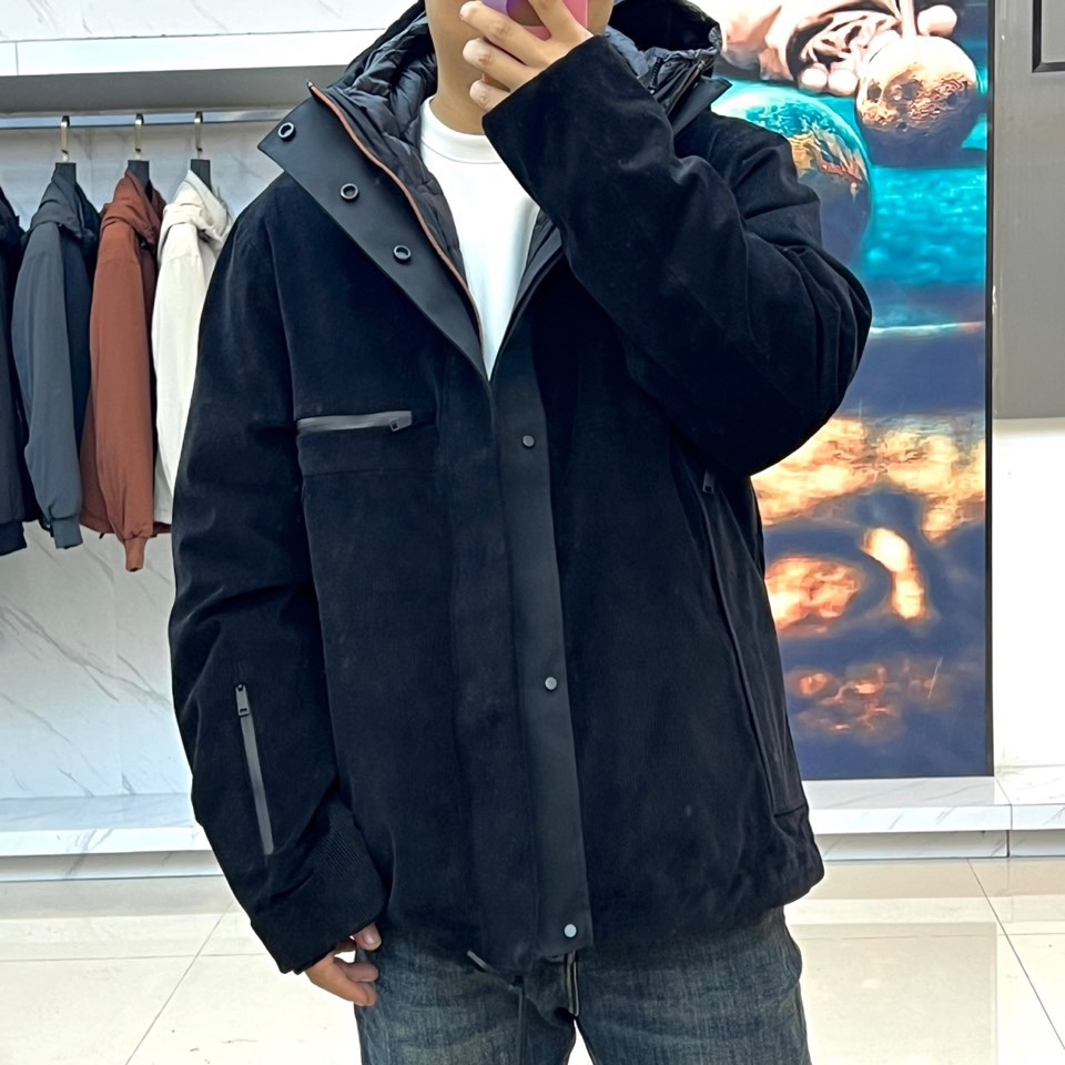 Zegna杰尼亚、2025秋冬新品三合一羽绒服以极简美学诠释多功能穿着理念。这款羽绒服提供纯白与黑灰拼色