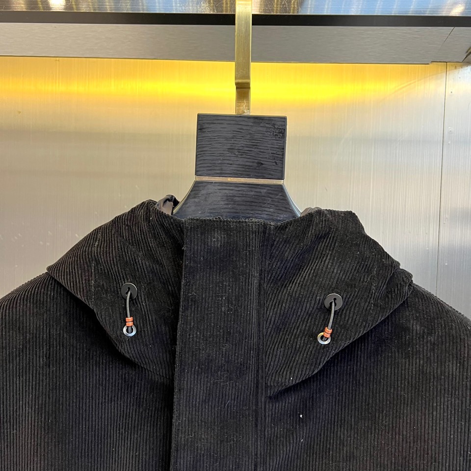 Zegna杰尼亚、2025秋冬新品三合一羽绒服以极简美学诠释多功能穿着理念。这款羽绒服提供纯白与黑灰拼色